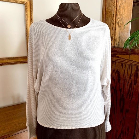 Iz Byer Rib Knit Dolman Sleeve Cream Sweater w/Necklace NWT Sz M - Picture 1 of 15